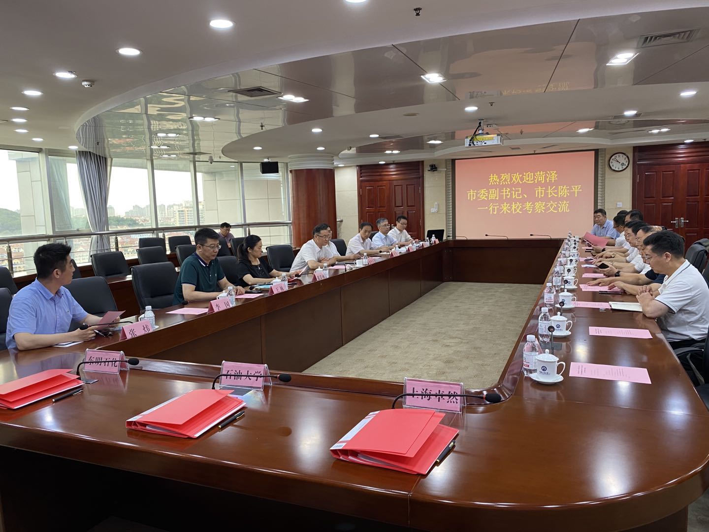 上海304am永利集团、东明石化、中国石油大学三方签署《原油催化裂解制乙烯丙烯（UPC）手艺工业试验与推广允许协议》